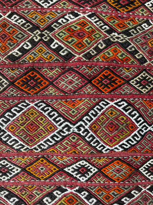 Corum Kilim Pillow – Versatile Accent Piece in Very Good Condition